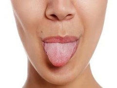 舌头中间有裂痕是什么原因  舌头中间有裂纹是怎么回事